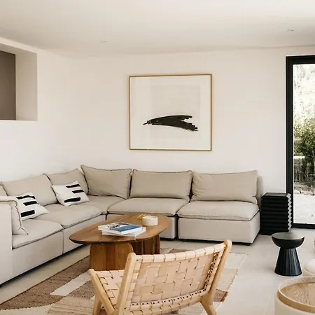 Spacious With Pool Close To The Beaches *