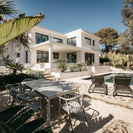 Spacious With Pool Close To The Beaches