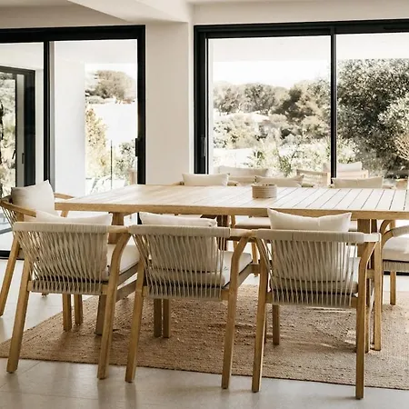 Spacious With Pool Close To The Beaches Villa