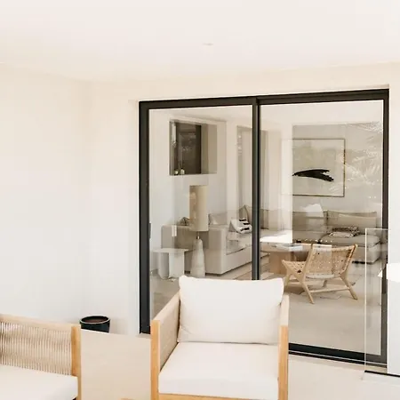 Spacious With Pool Close To The Beaches